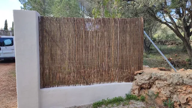 Construcción de puerta y vallado en la entrada de finca