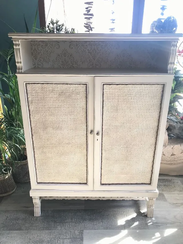 Mueble antiguo recuperado con pintura, papel pintado y rejilla