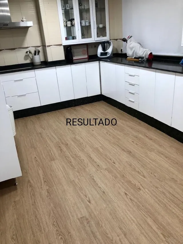 Cocina renovada con pintura en muebles y cambio de suelo