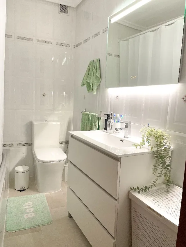 Lavado de cara en baño: cambio de suelo, mobiliario y un poco de decoración