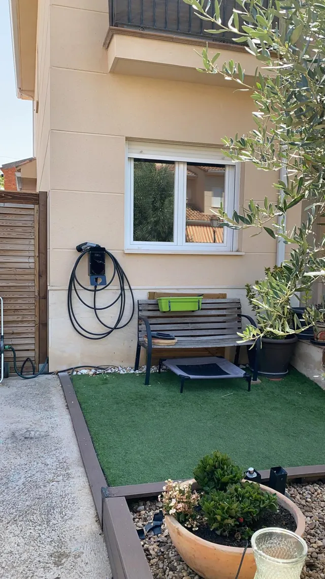 Instalación de placa solar y cargador de vehículo electrico