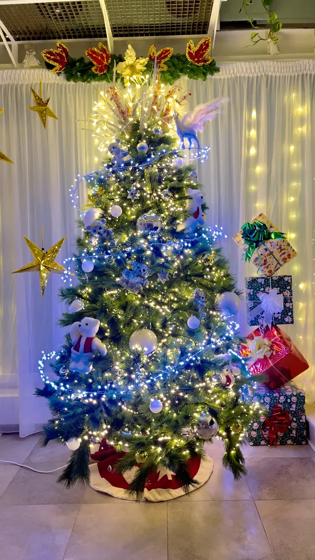 Decoración de un árbol de navidad con materiales de Leroy Merlin