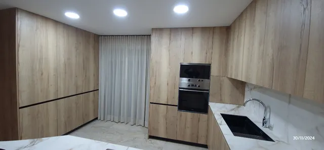 Instalación de cortina en cocina