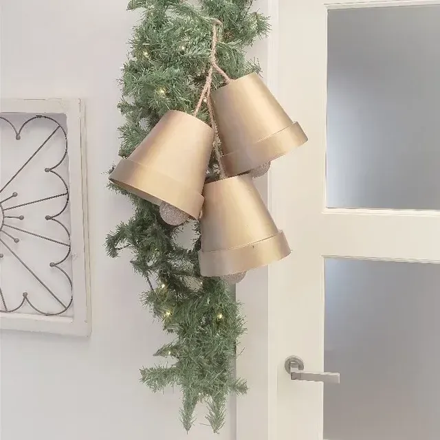 Campanas navideñas hechas con maceteros