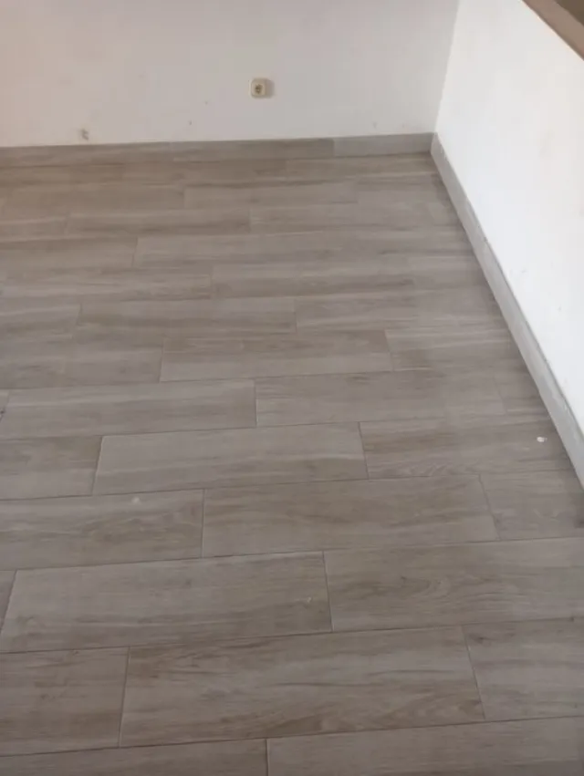 Instalación de suelo efecto madera más rodapié en toda la casa