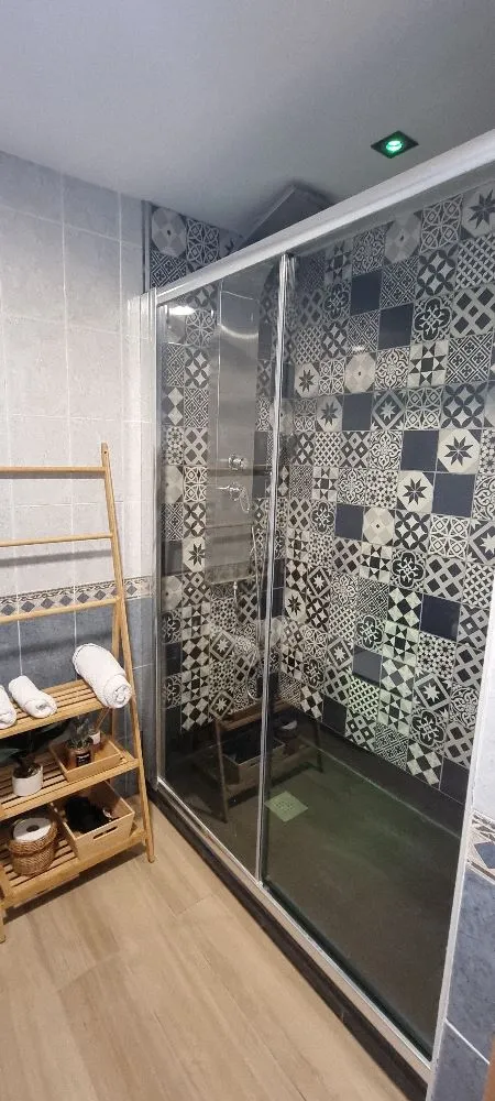 Modernización del baño: instalación de nuevo suelo, armario, bidé y WC