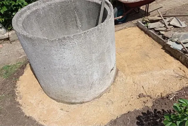 Construir un pozo de imitación para jardín con piedra y madera