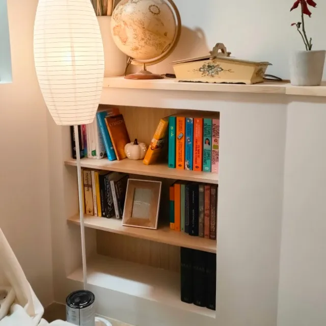 Mueble/libreria integrado tras el sofá