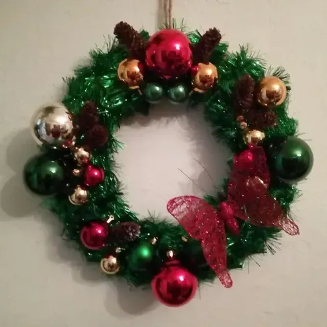 DIY de corona navideña reutilizando viejos elementos navideños