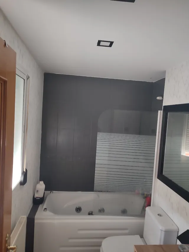 Reforma de baño con pintura, papel pintado y suelo vinílico