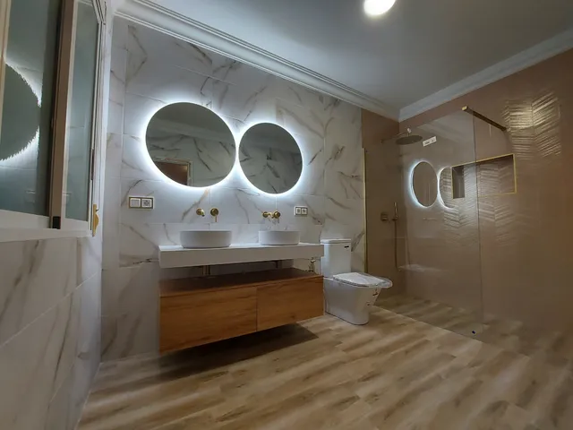 Renovación de baño: más espacio y estilo con grifería empotrada