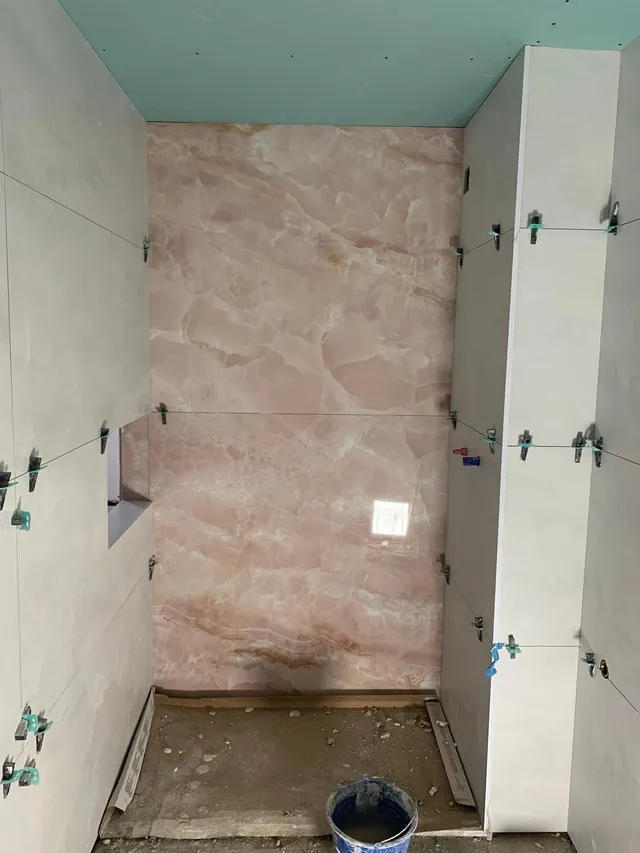 Instalación de azulejos en el baño