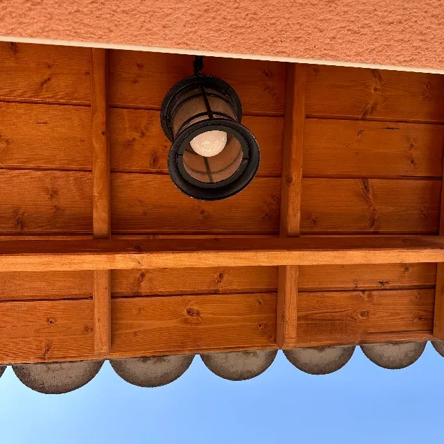 Instalación de luz en jardinera.