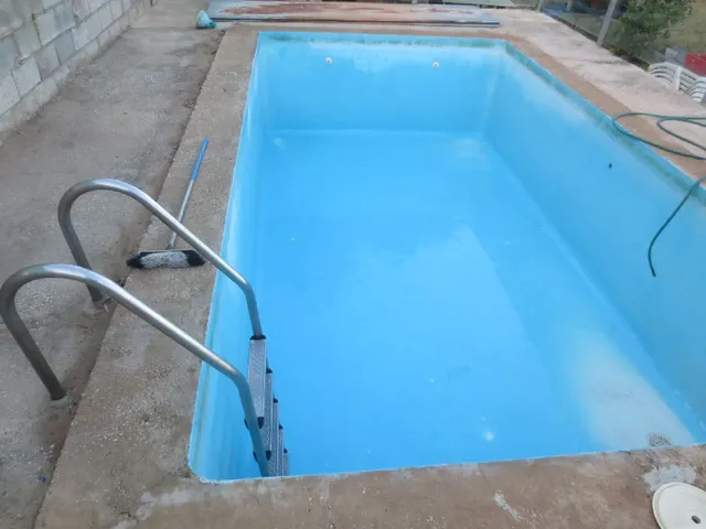 Piscina pintada y saneada, estado cuatro años después.