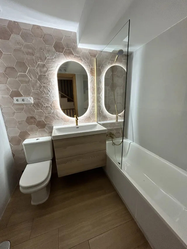 Reforma de baño en tonos rosa, madera y blanco