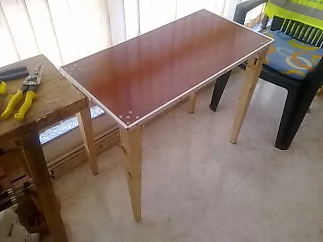 Mesa auxiliar con materiales reciclados