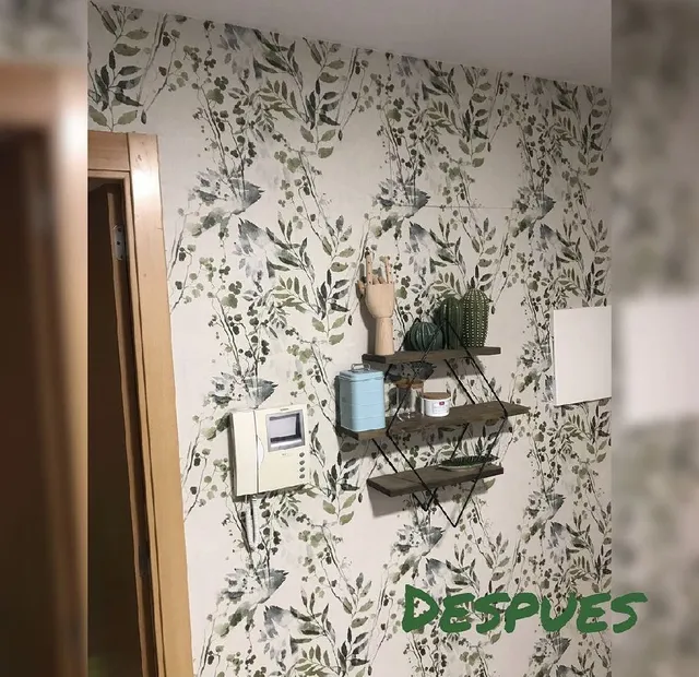 Instalación de papel pintado en la entrada