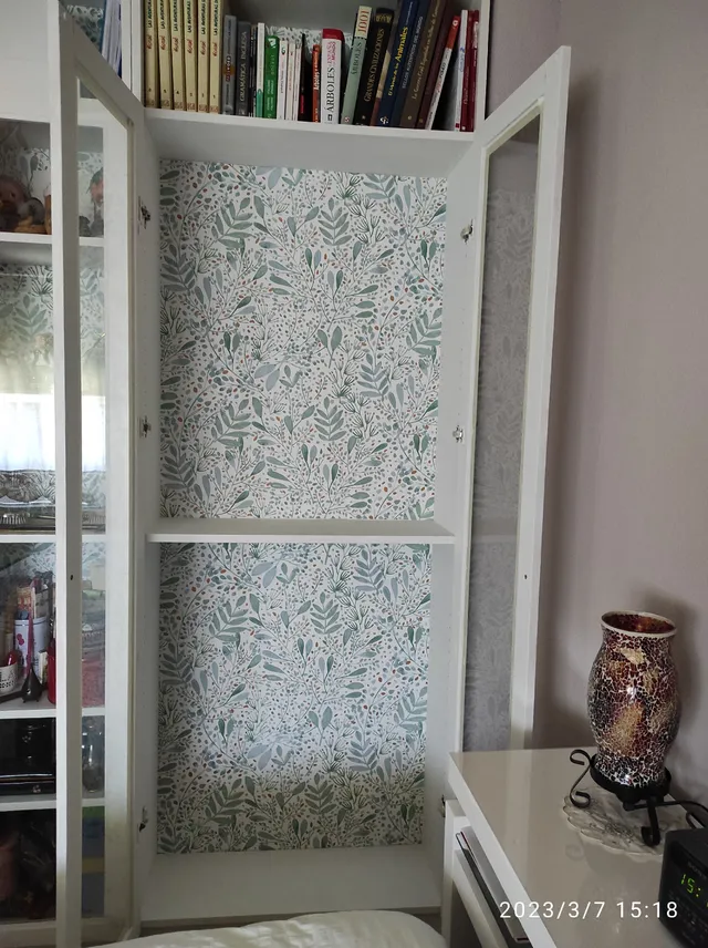 Renovando una estantería con pintura y papel pintado