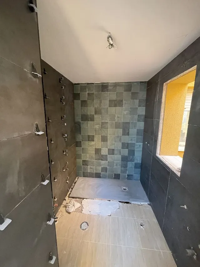 Baño alicatado con una baldosa Deco estilo piscina