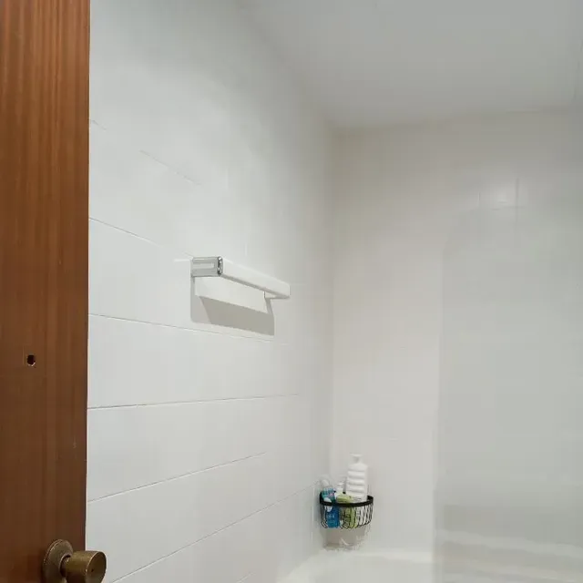 Transformando azulejos y bañera con pintura especial