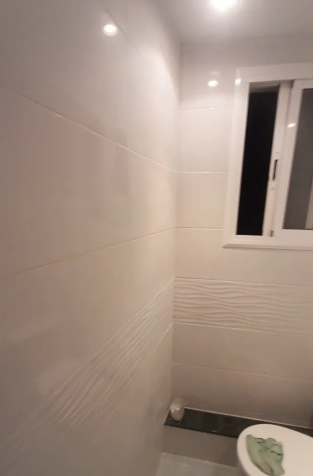 Renovación de baño: azulejos blancos liso y formato 3D