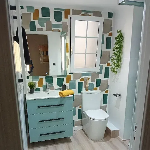 Reforma de baño con pintura, papel y suelo vinílico