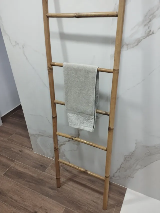 Incorporar un toallero bambú en la decoración de un baño