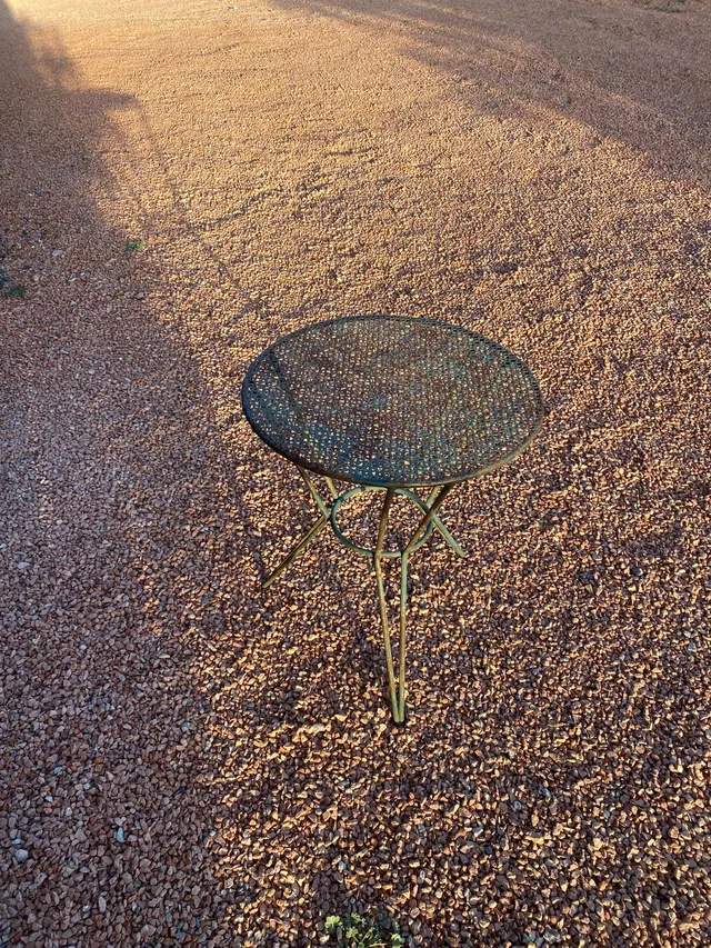 Rascado y pintado de mesita antigua de jardin