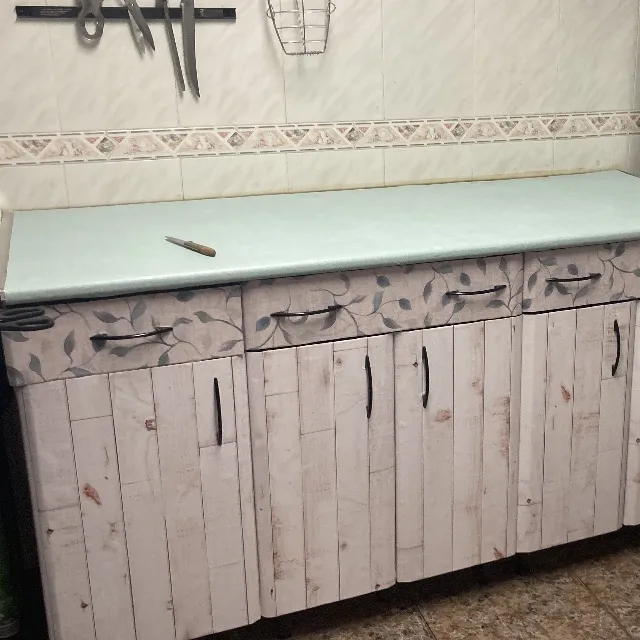 Instalación de papel pintado en los muebles de la cocina