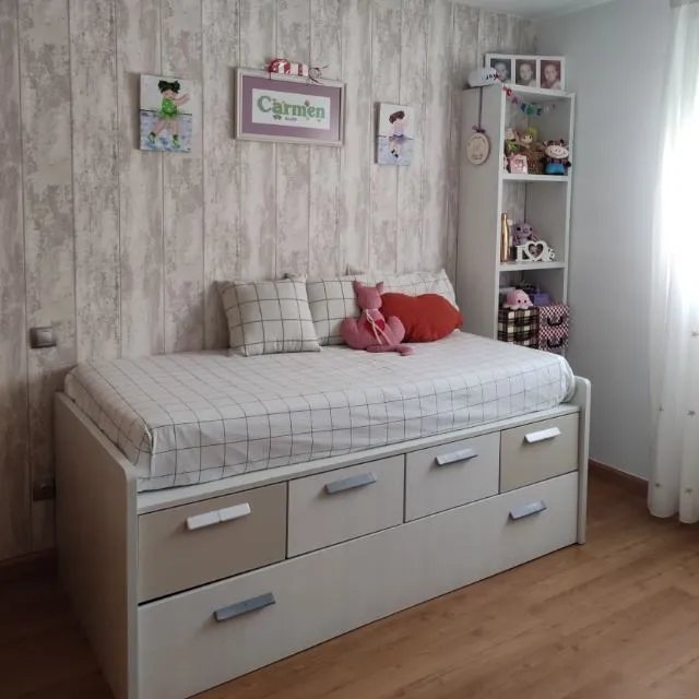 Cambio de una habitación infantil con pintura a la tiza y papel pintado