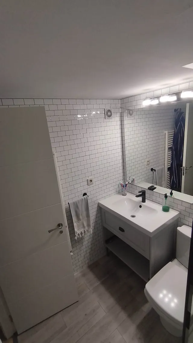 Reforma de un baño sin obra y con toques en blanco