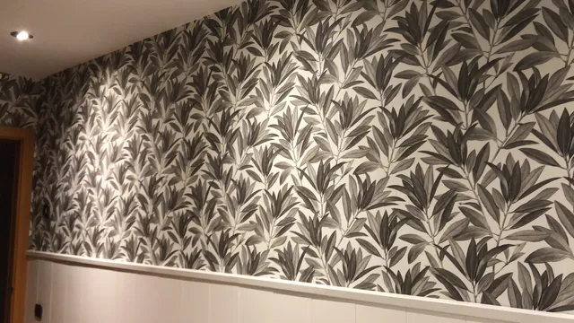 Instalación de papel pintado en cocina