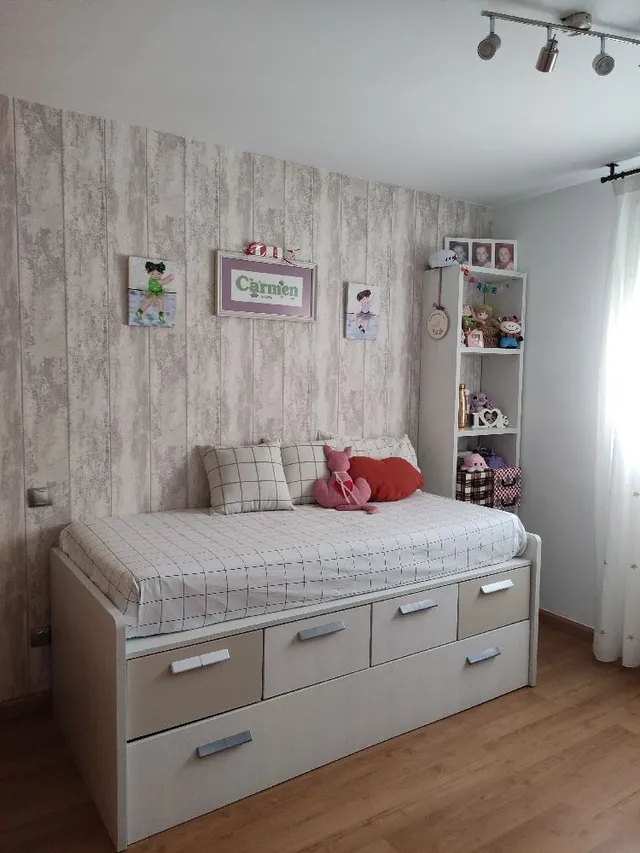 Cambio de una habitación infantil con pintura a la tiza y papel pintado