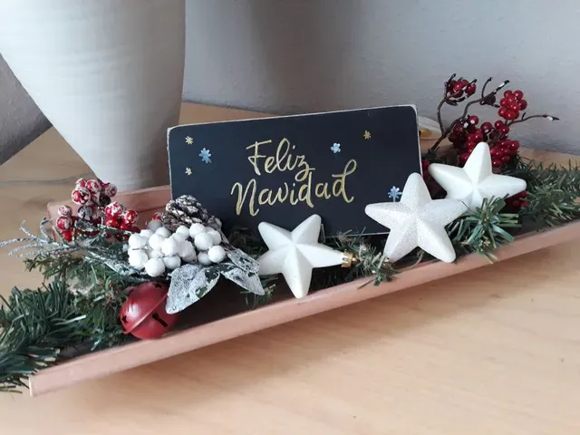 Centro de mesa navideño con madera de basal y pintura de pizarra