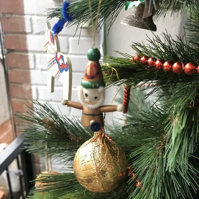 Decoración con árbol de Navidad con piezas naturales y de madera