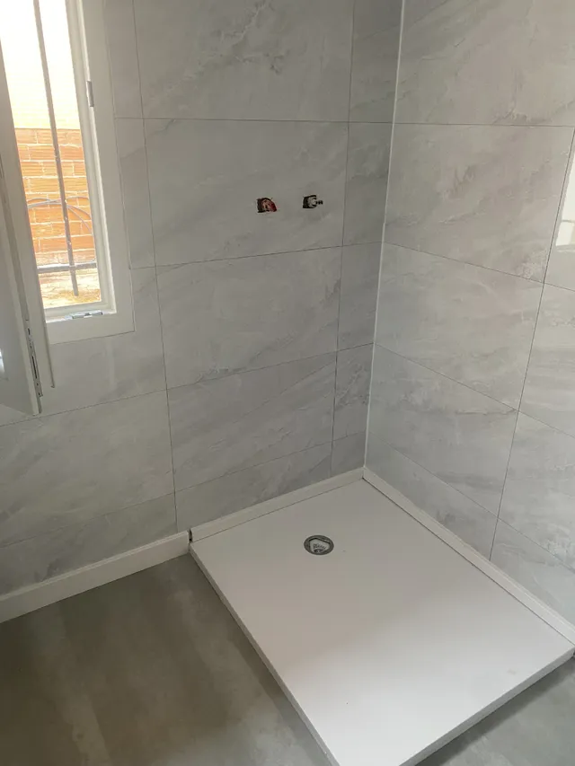 Instalación de revestimiento PVC en el baño