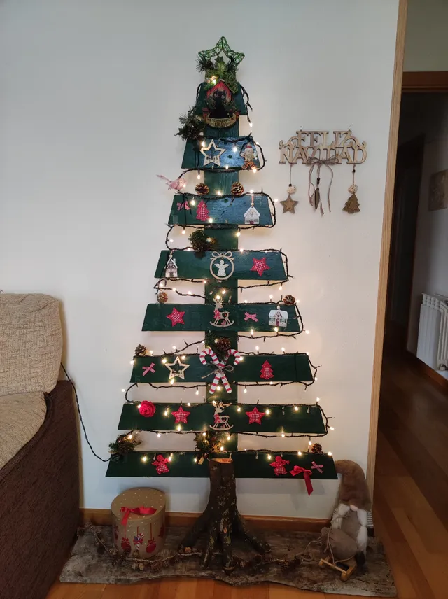 Árbol de Navidad con tablas de madera