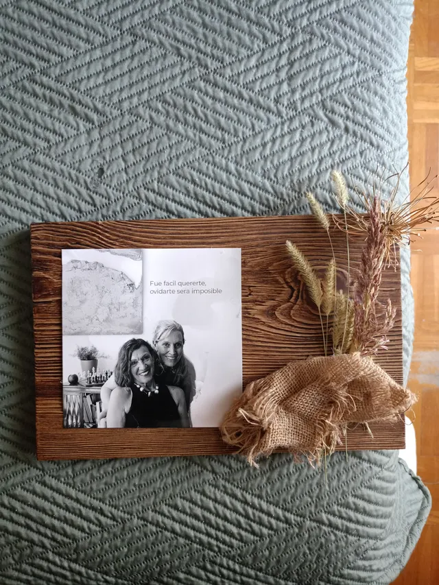 DIY de portafotos con madera y elementos decorativos