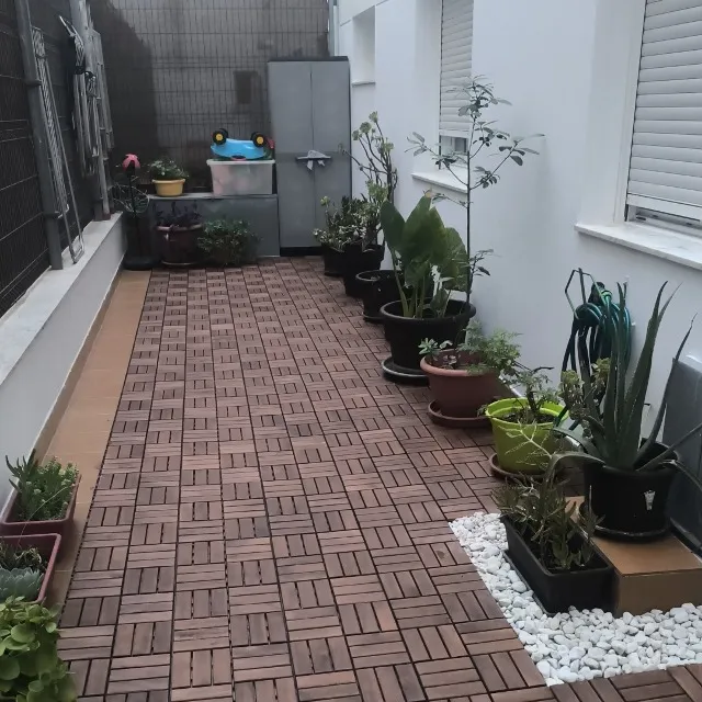 Reforma básica de patio interior: cambio de suelo y decoración