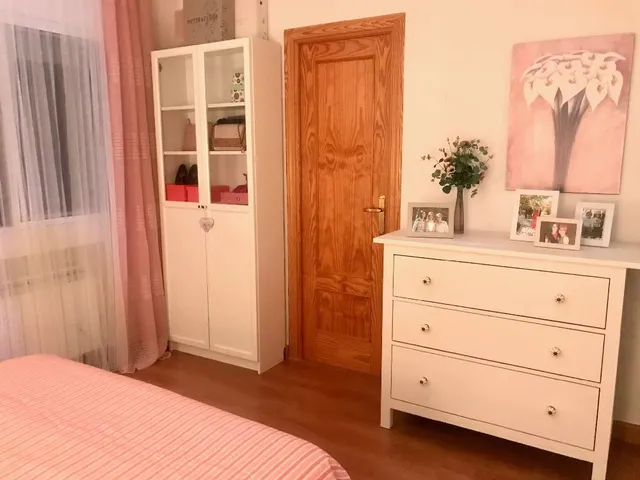Dormitorio actualizado con pintura tiza y papel pintado - 4