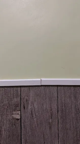 Como tapar una junta de una moldura de la pared
