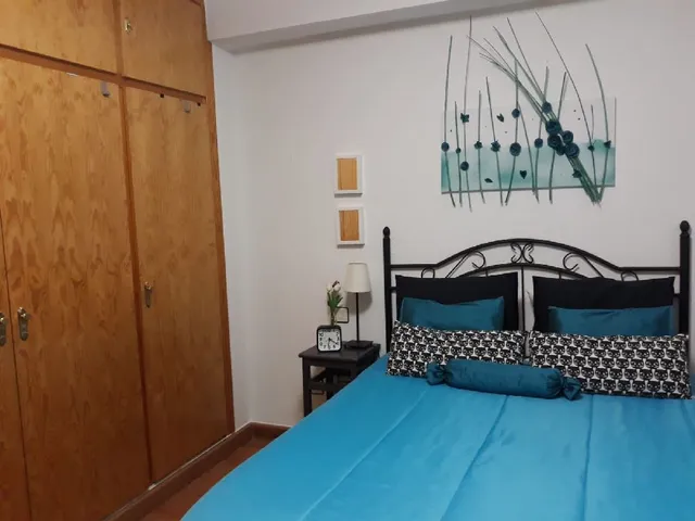 Dormitorio actualizado con pintura tiza y papel pintado - 3