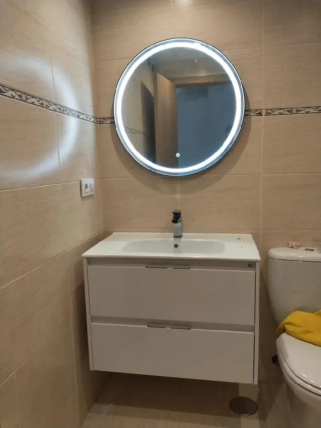 Reforma de baño aportando más luz al espacio con espejo LED