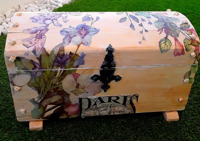 Baúl de madera con flores y pátina