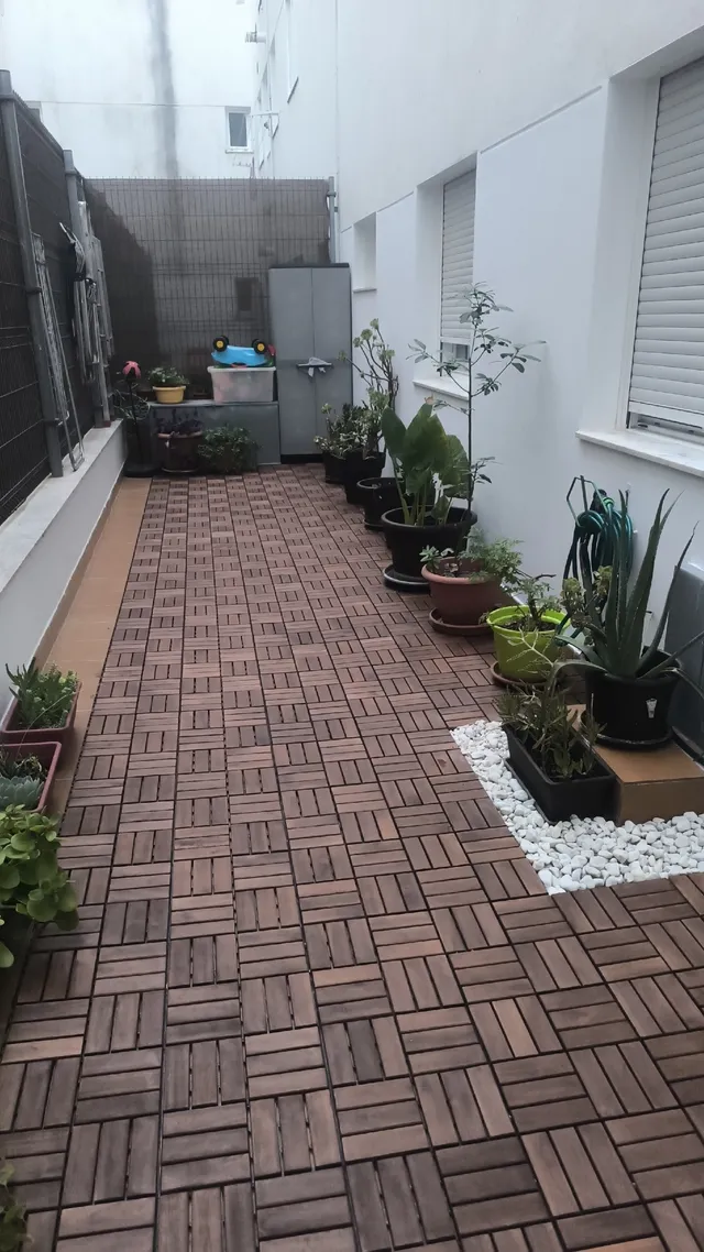 Reforma básica de patio interior: cambio de suelo y decoración