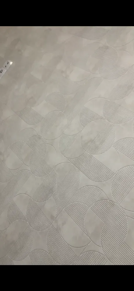 Modernizando las paredes de una habitación con papel pintado