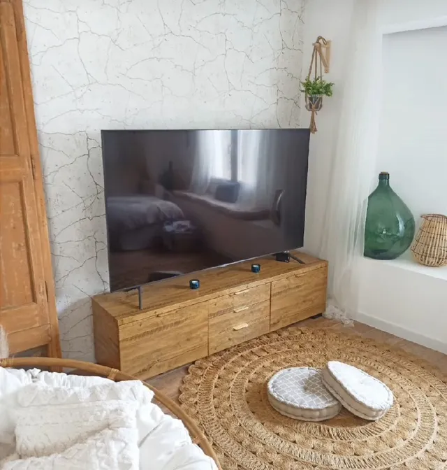 Nuevo look al mueble de la TV  utilizando vinilo adhesivo imitación madera