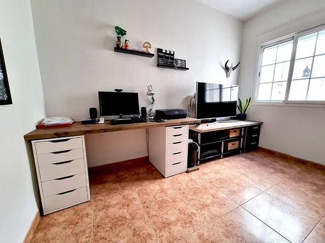 Mesa despacho + mesa tv con encimera cocina