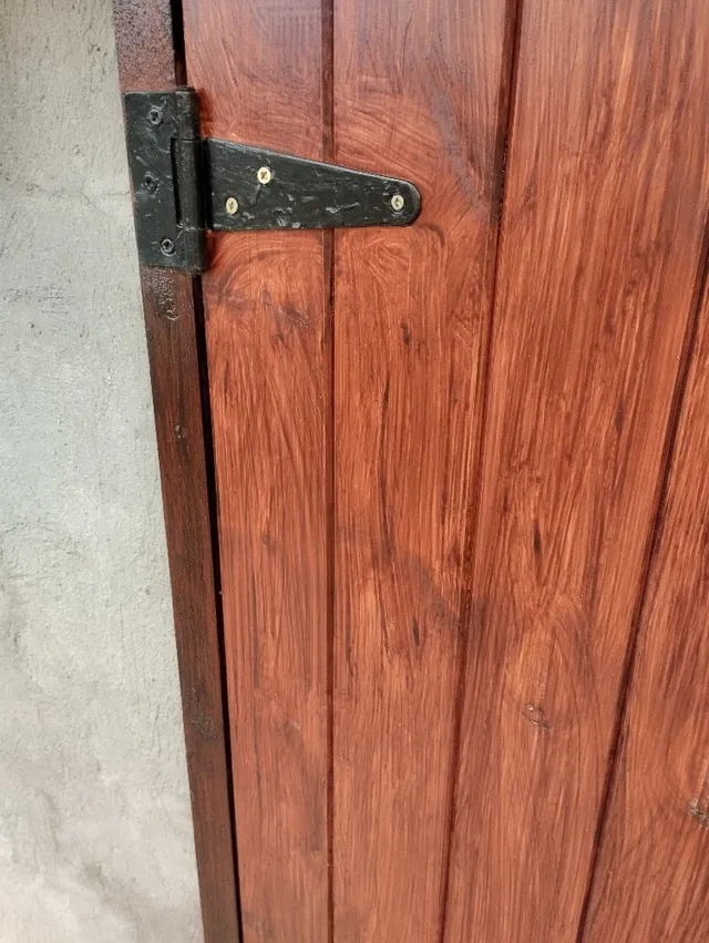 Puerta de madera para galpón