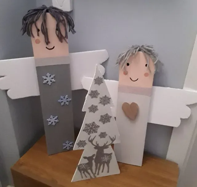 DIY de ángeles navideños con tablones reciclados